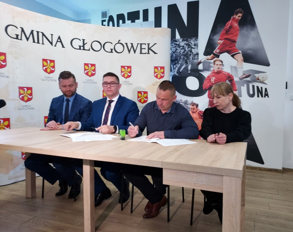 Podpisanie umowy na przebudowę stadionu w Głogówku [zdj. Jan Poniatyszyn]