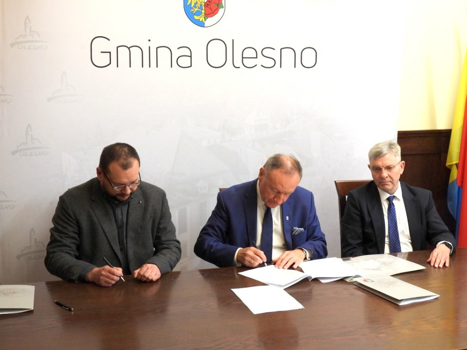 Podpisanie umów na remont dróg w gminie Olesno [fot. www.facebook.com/Urząd Miejski w Oleśnie]
