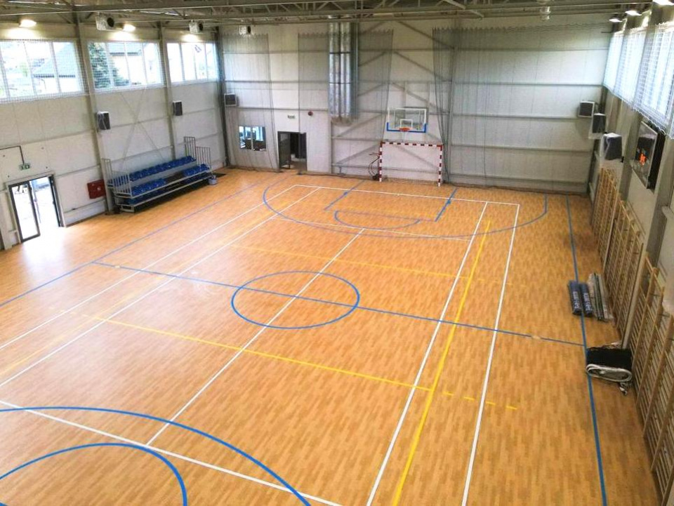 Nowa sala gimnastyczna przy szkole podstawowej w Naroku [fot. archiwum Katarzyny Gołębiowskiej-Jarek]