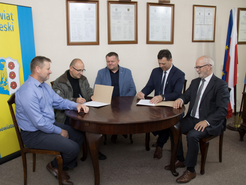 Podpisanie umowy na budowę nowej sali gimnastycznej [fot. archiwum Starostwa Powiatowego w Oleśnie]