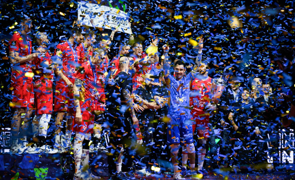 ZAKSA podczas ceremonii w Turynie - [fot: https://championsleague.cev.eu/en/men/photos]