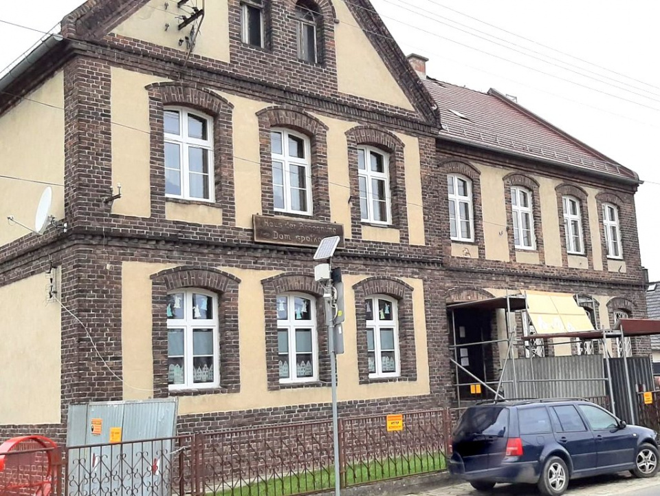 Remontowany budynek starej szkoły w Domecku [fot. Rafał Lauterbach]