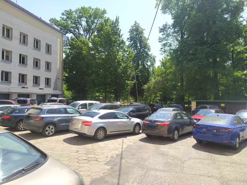 Parking za magistratem i starostwem w Kluczborku [fot. Witold Wośtak]
