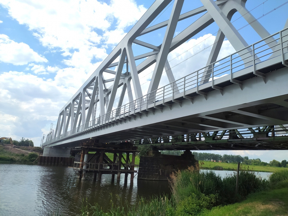 Nowy most kolejowy nad Odrą w Opolu [fot. Witold Wośtak]