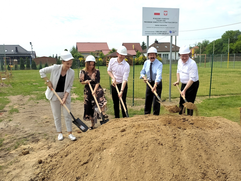 Oficjalne rozpoczęcie budowy sali gimnastycznej przy szkole w Kopicach [fot. Witold Wośtak]