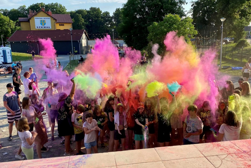 Z okazji rozpoczęcia wakacji Młodzieżowa Rada Miasta zorganizowała festiwal kolorów [fot. UM Kędzierzyn-Koźle]