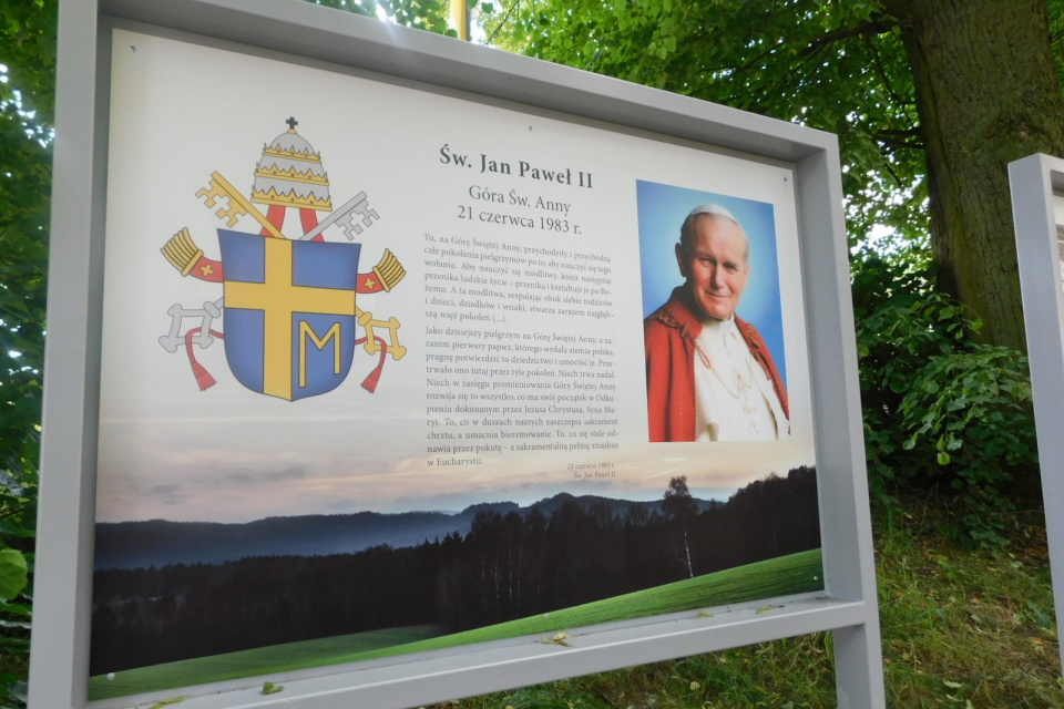 Jedna z tablic przy ołtarzu papieskim [fot. Joanna Gerlich]