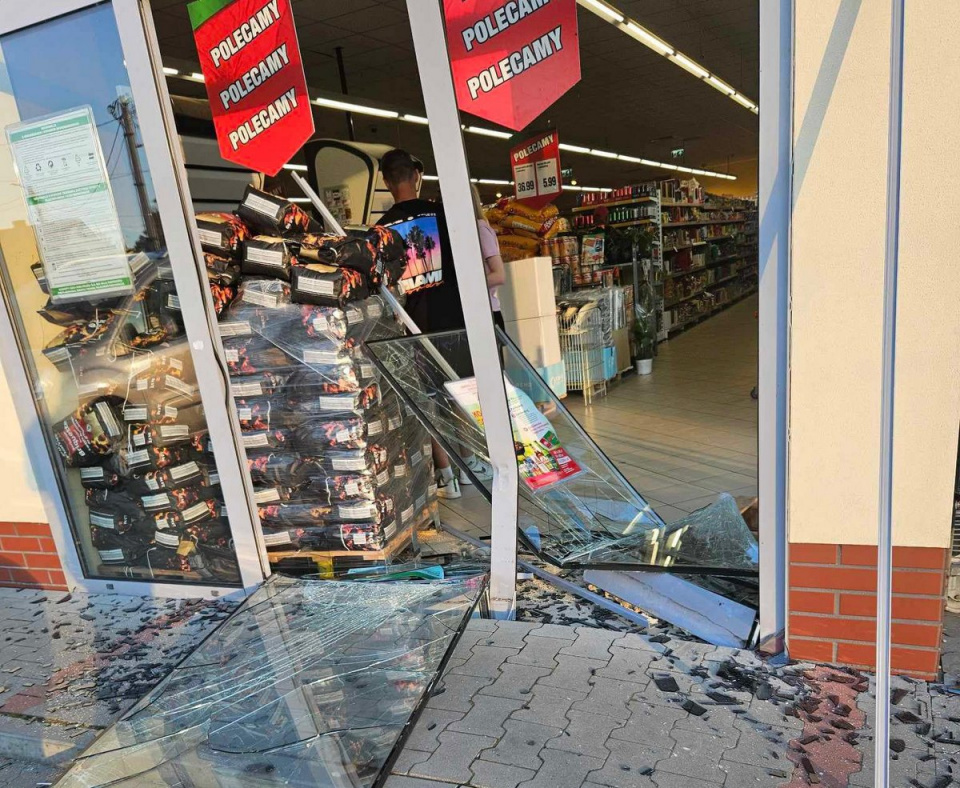 Kobieta wjechała w sklep fot. policja Namysłów