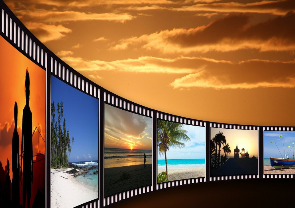 Kino plenerowe w ogrodzie WBP w każdą środę wakacji [fot. https://pixabay.com/pl/illustrations/torowisko-kino-strip-video-film-91434/]
