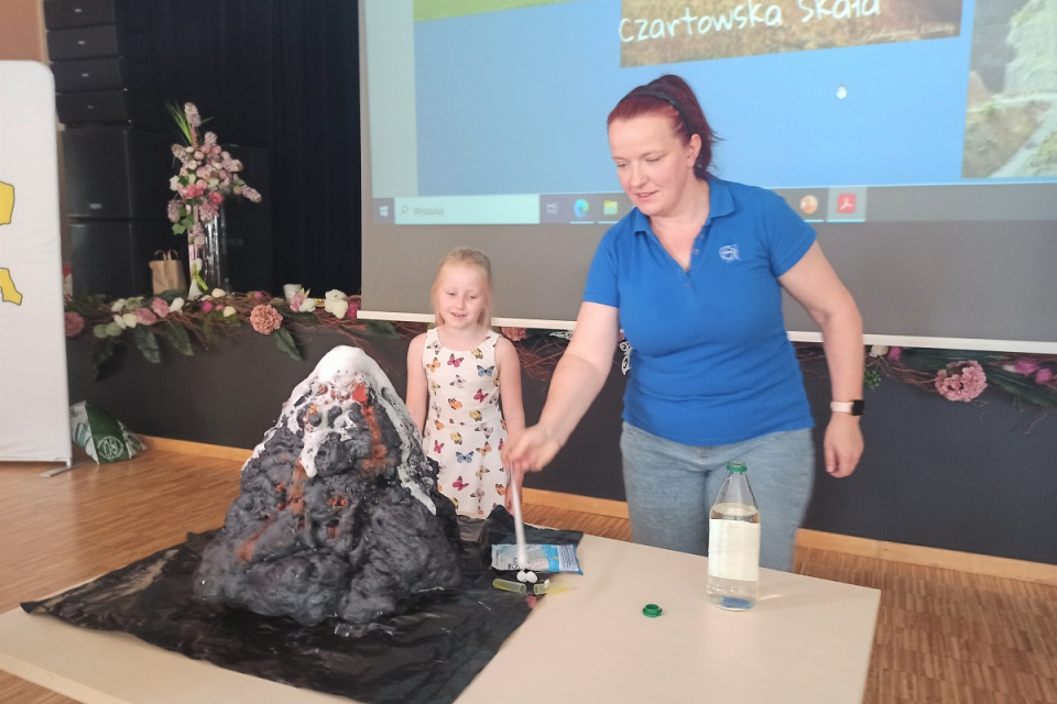 Podczas spotkania dzieci dowiedziały się też, jak zrobić zabawkowy wulkan [fot. Joanna Gerlich]