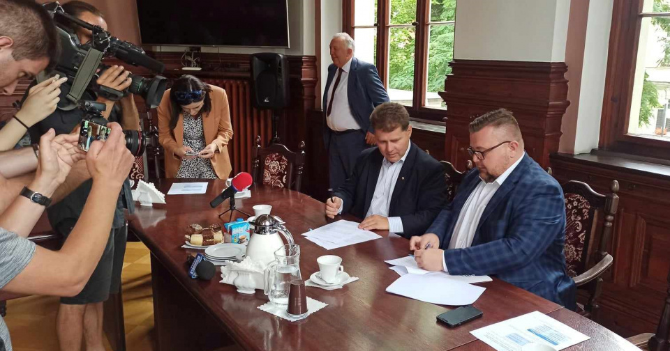 Podpisanie umowy w Głubczycach - [fot: Grzegorz Frankowski]