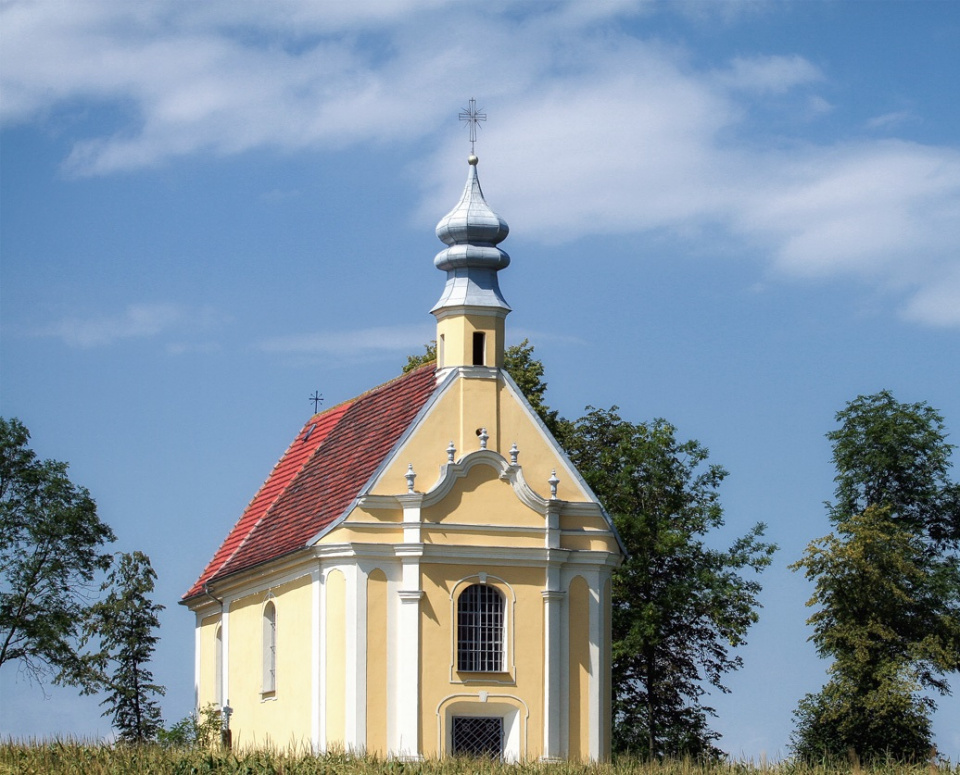Kościół pw. Matki Bożej na Glinianej Górce przy wjeździe do Głogówka [fot. Piotr Miemiec]