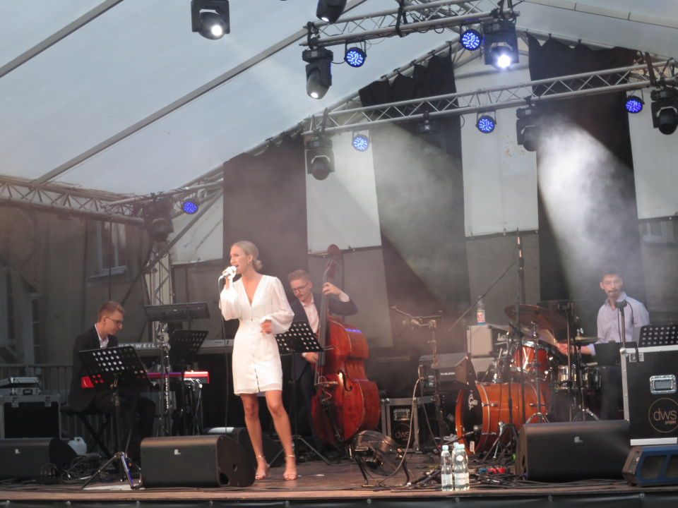 Jazz Prudnik Festival odbywa się na scenie w ogrodzie POK [fot. Jan Poniatyszyn]