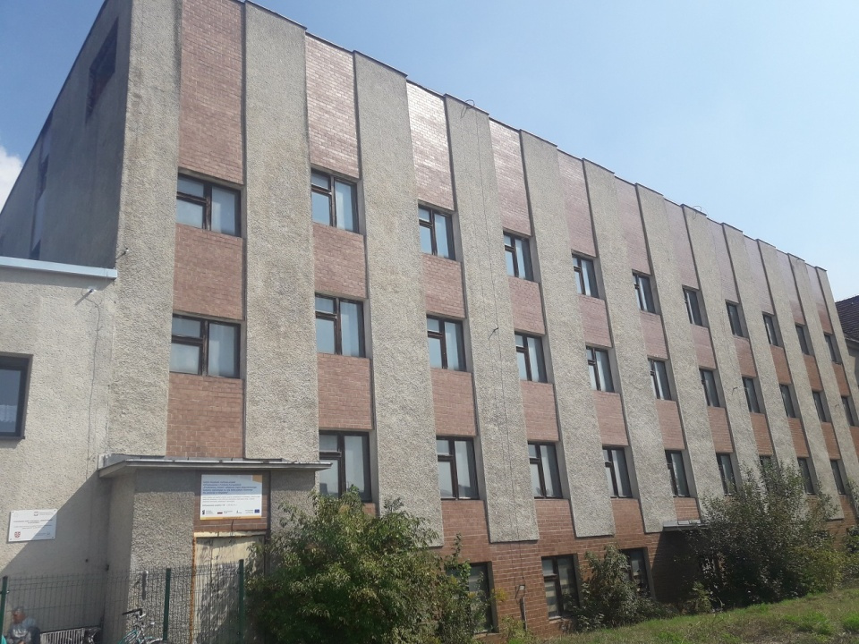 Obiekt niedoszłego szpitala w Głogówku. Jego budowę z powodu braku pieniędzy przerwano w drugiej połowie lat 90. ubiegłego wieku [fot. Wiktoria Palarczyk]