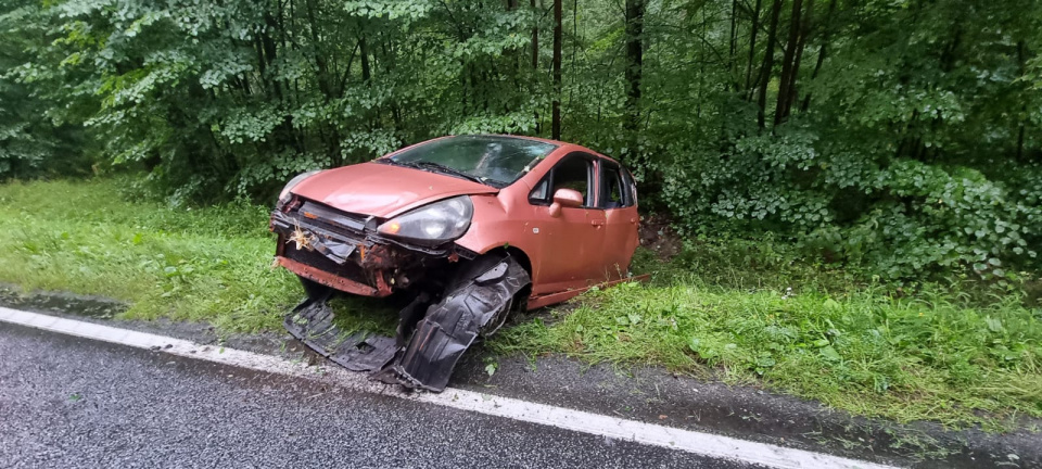 Auto w rowie - poranny wypadek w Jełowej na DK45 [fot. Mario]