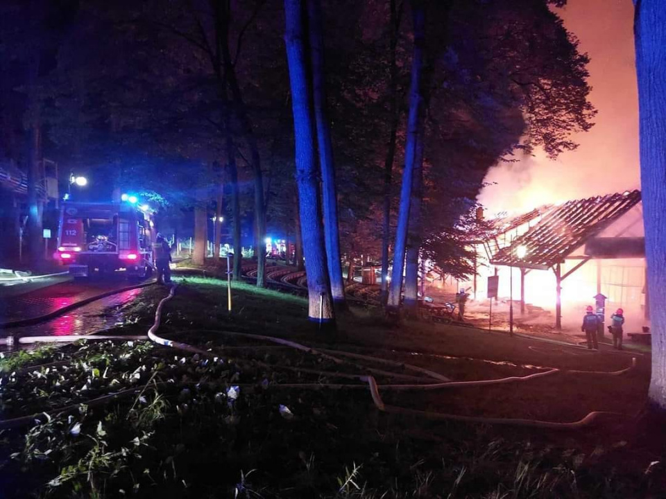 Nocny pożar lokalu gastronomicznego w Pokrzywnej [fot. fb: Krzysztof i Arkadiusz, glucholazyonline.com.pl]