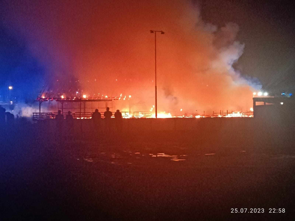 Nocny pożar lokalu gastronomicznego w Pokrzywnej [fot. fb: Krzysztof i Arkadiusz, glucholazyonline.com.pl]