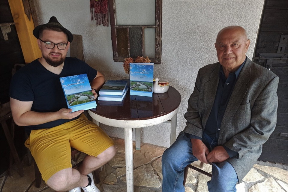 Mateusz Stróżyk i Jerzy Skrzypczyk prezentują książkę o Gąsiorowicach [fot. Joanna Gerlich]