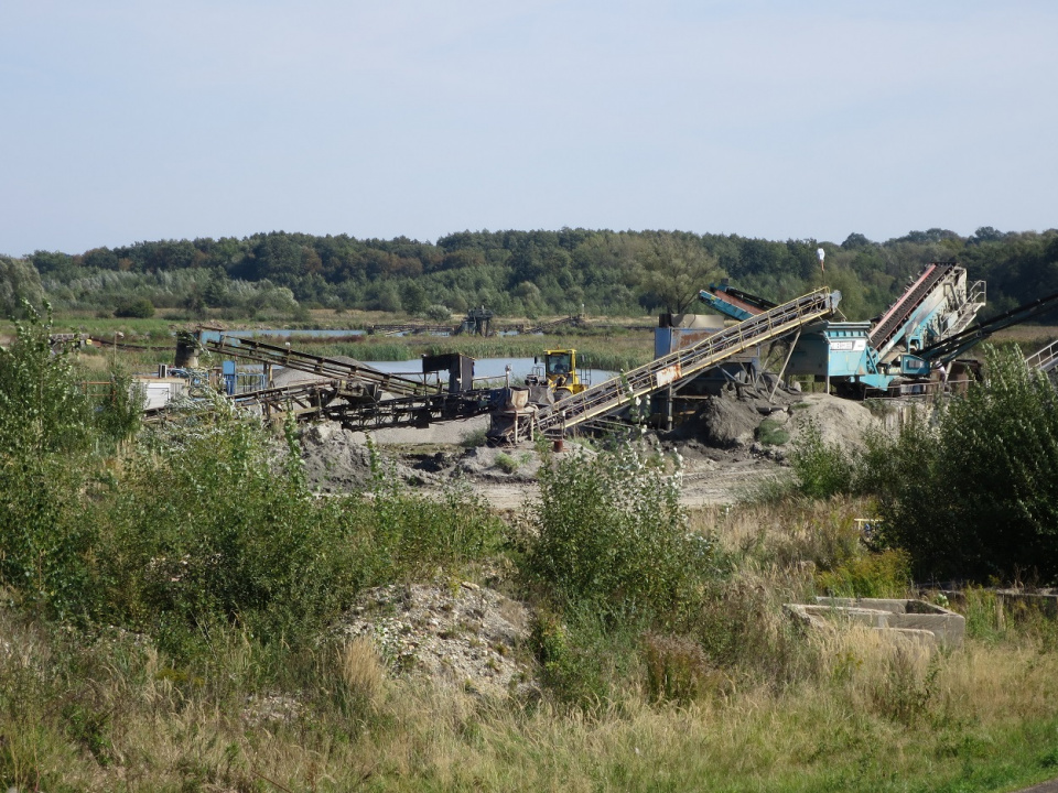 Odkrywkowy zakład górniczy w Racławicach Śląskich. Wyrobisko ma być wykorzystane przy budowie zbiornika na Osobłodze [fot. Jan Poniatyszyn]