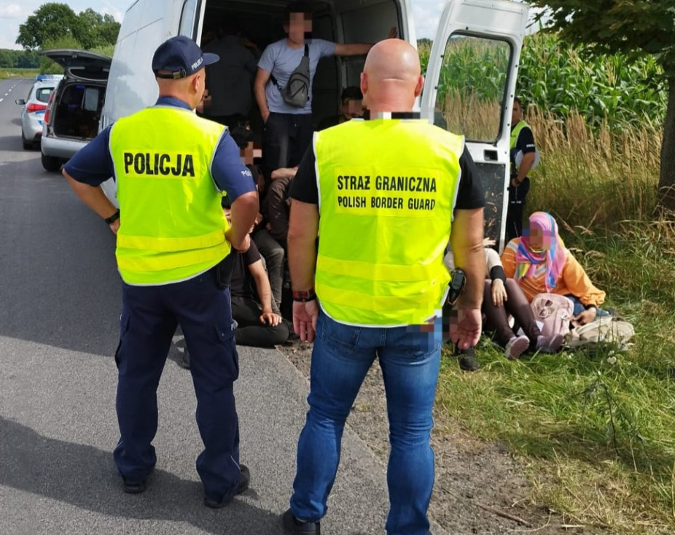 Policjanci z Krapkowic zatrzymali busa przewożącego obywateli Syrii [fot. KPP Krapkowice]