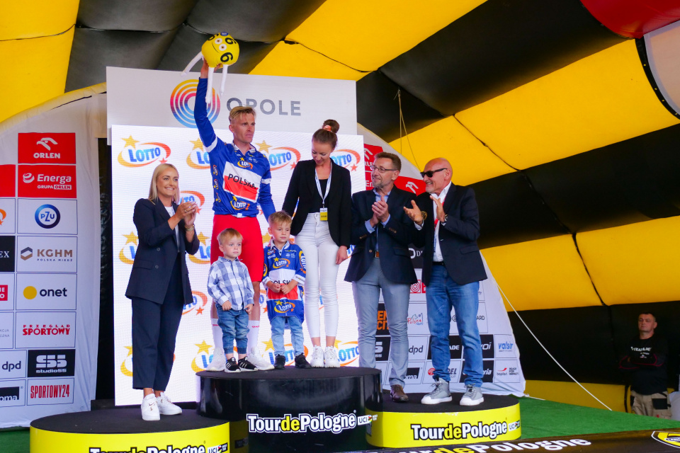 Patryk Stosz na podium 80. Tour de Pologne [fot. Marcin Boczek]