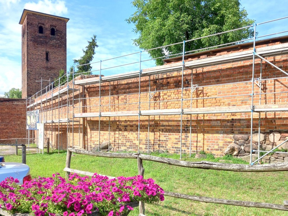 Renowacja murów średniowiecznych w Byczynie [fot. www.facebook.com/Gmina Byczyna]