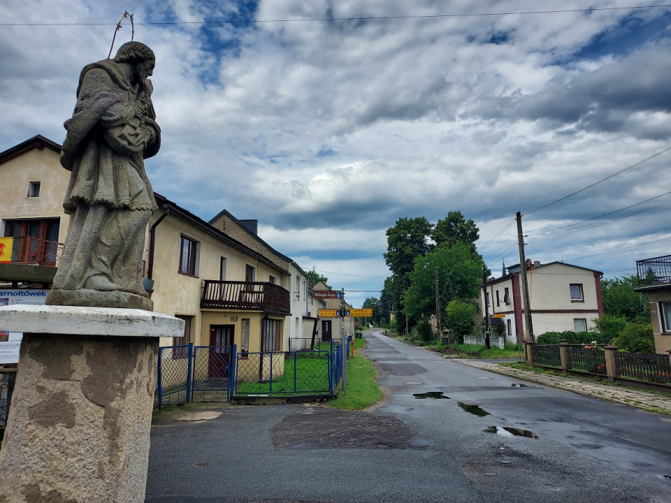 Rzeźba św. Jana Napomucena na rozstaju dróg w Jarnołtówku [fot. Jan Poniatyszyn]
