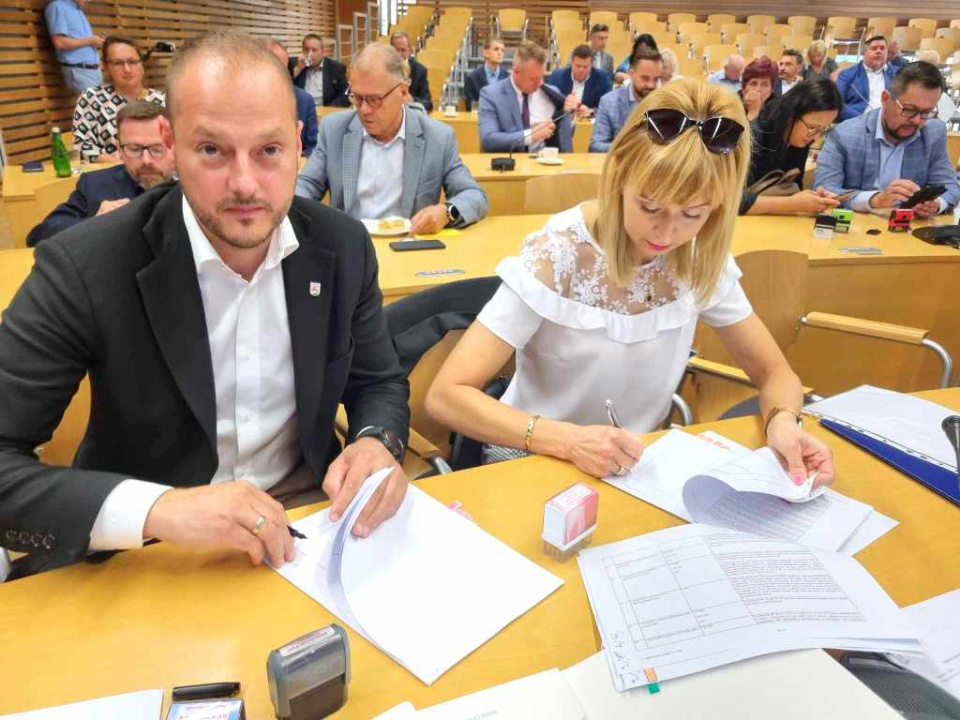 Podpisanie umowy dotyczącej remontu w Pawłowicach [fot. www.facebook.com/Urząd Miejski