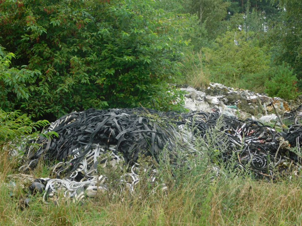 Nielegalne składowisko odpadów w Otmicach [fot. Joanna Gerlich]
