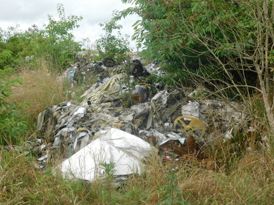 Nielegalne składowisko odpadów w Otmicach [fot. Joanna Gerlich]