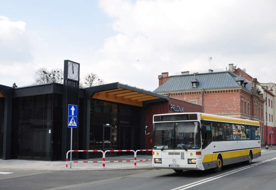 Dworzec autobusowy w Prudniku obsługuje przewozy pasażerów organizowane przez Powiatowo-Gminny Związek Transportu „Pogranicze” [fot.jacekso]