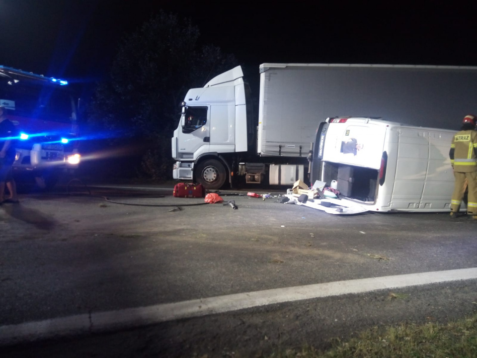 Joanna Dębska z Komendy Powiatowej Policji w Strzelinie poinformowała Radio Opole, że wstępnie ustalono, że kierujący samochodem ciężarowym wymusił pierwszeństwo i zderzył się z prawidłowo jadącym samochodem typu bus, który następnie przewrócił się na bok