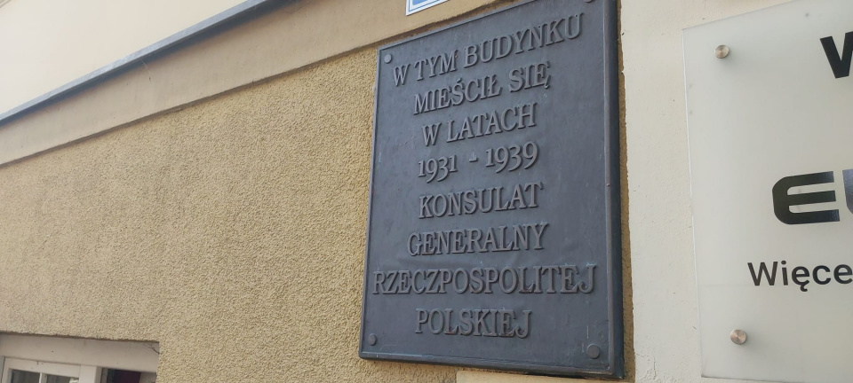 Wojewoda opolski złożył kwiaty pod siedzibą byłego Konsulatu RP w Opolu [fot. Agnieszka Stefaniak]