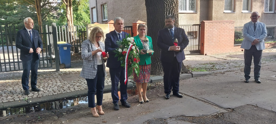 Wojewoda opolski złożył kwiaty pod siedzibą byłego Konsulatu RP w Opolu [fot. Agnieszka Stefaniak]