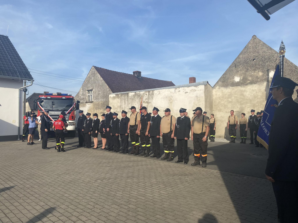 Przekazanie wozu strażackiego dla OSP w Dębskiej Kuźni [fot Wiktoria Kramczyńska]