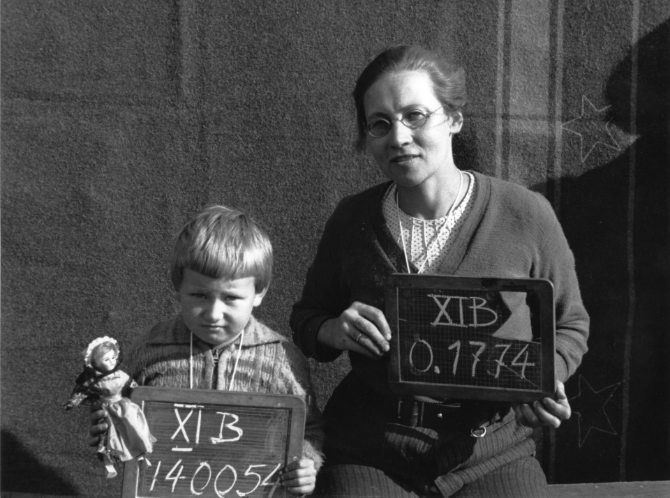 "Dziunia" z mamą w obozie jenieckim w Fallingbostel XI B. [fot. Autor nieznany / ze zbiorów Muzeum Powstania Warszawskiego ]