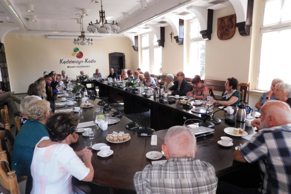 Uroczysta sesja Miejskiej Rady Seniorów w Kędzierzynie-Koźlu [fot. Joanna Gerlich]