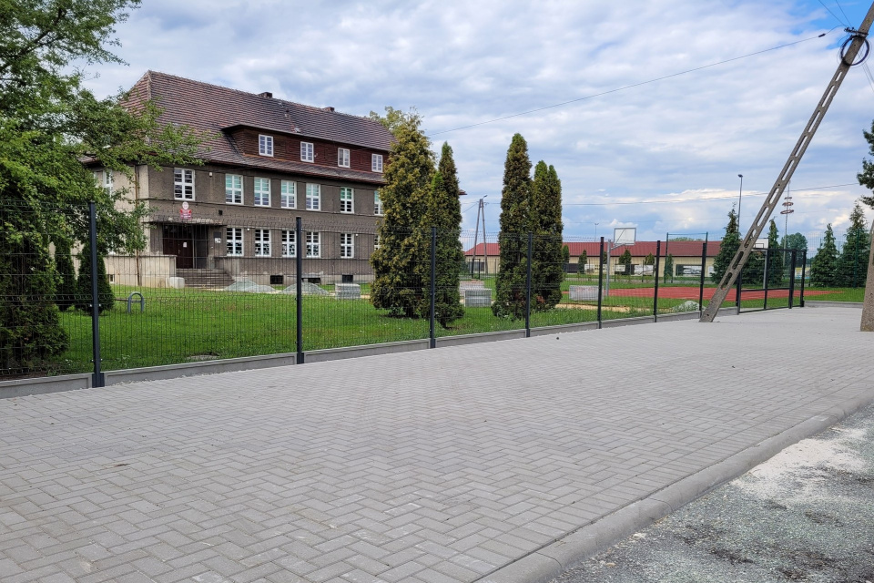 W Rozmierce z SBO powstało już m.in. boisko i parking przy szkole [fot. Rozmierka/Facebook]