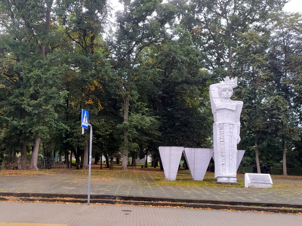 Park oraz Pomnik Zwycięstwa i Wolności w Gorzowie Śląskim [fot. Witold Wośtak]