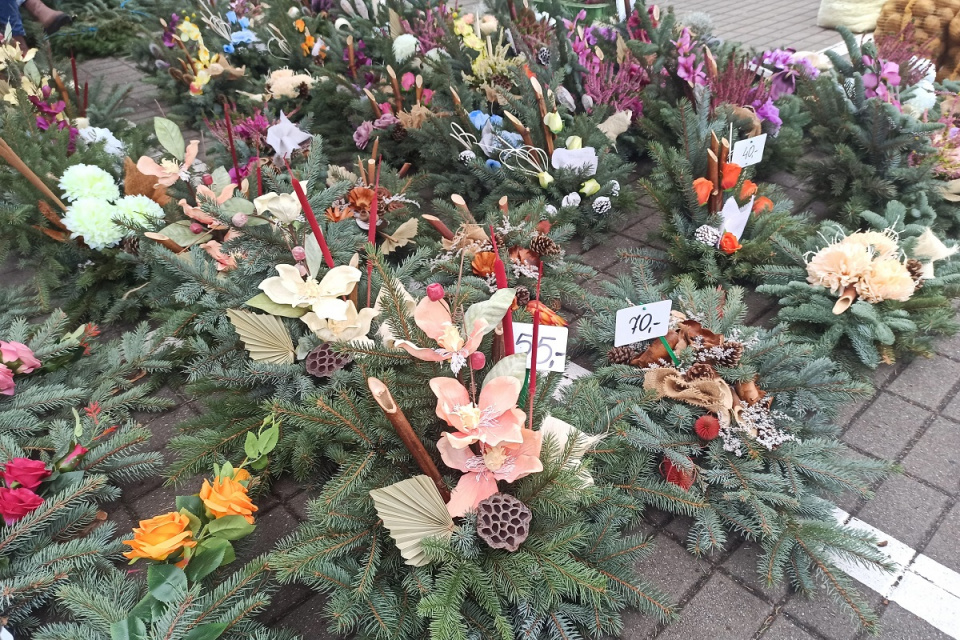 Stroiki i kwiaty na targowisku w Strzelcach Opolskich [fot. Joanna Gerlich]