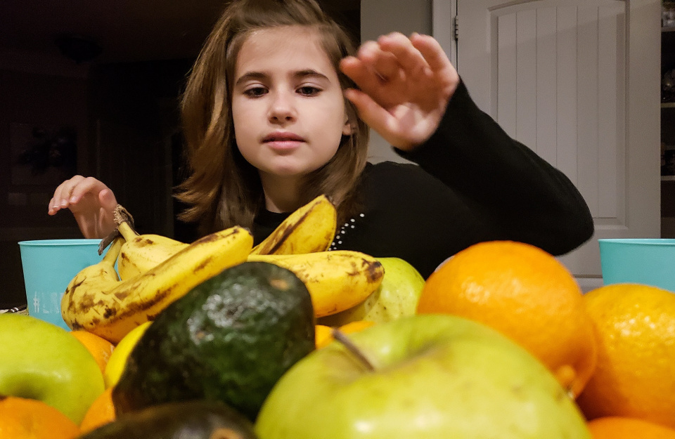 dziecko wybiera owoce, zdjęcie poglądowe [fot. elements.envato.com]
