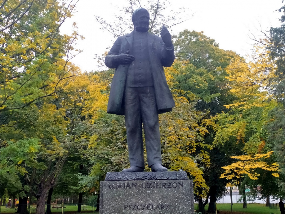 Pomnik Jana Dzierżona w Kluczborku [fot. Witold Wośtak]