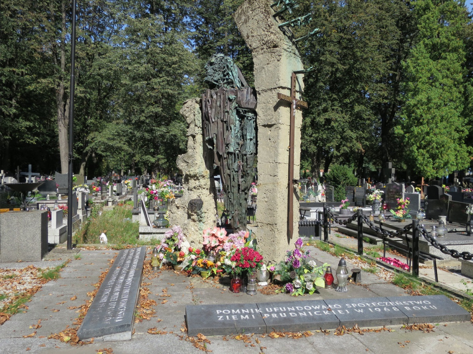 Cmentarz komunalny w Prudniku. Pomnik więźniów KL Auschwitz zamordowanych przez Niemców na Ziemi Prudnickiej [fot. Jan Poniatyszyn]
