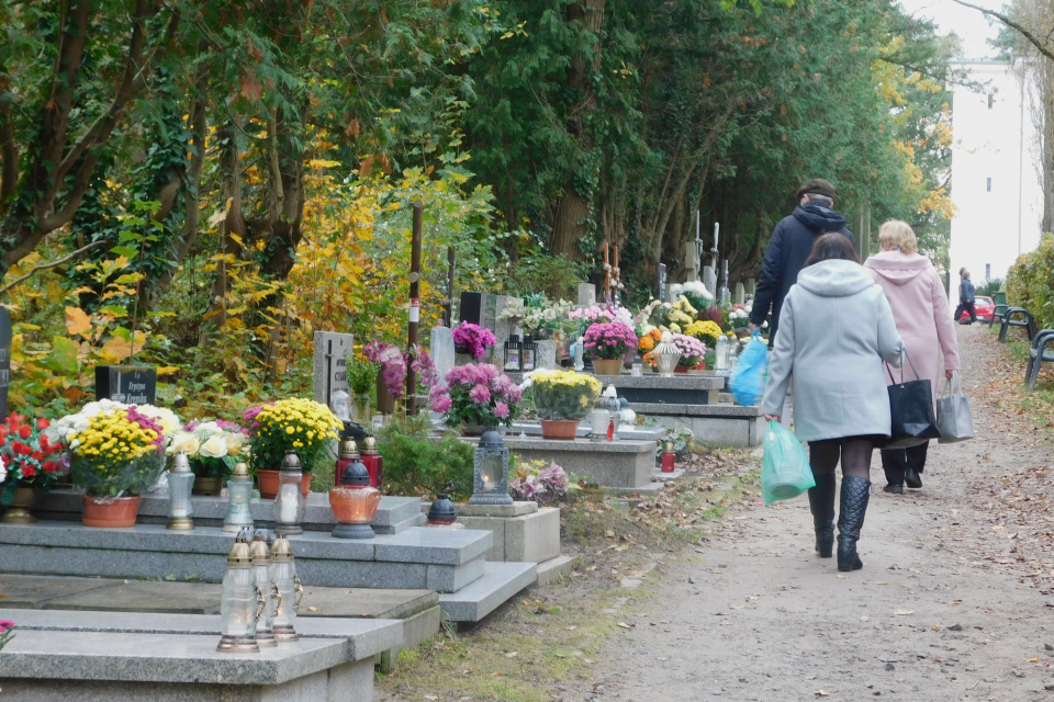 1 listopada na cmentarzu komunalnym w Opolu-Półwsi [fot. Joanna Gerlich]
