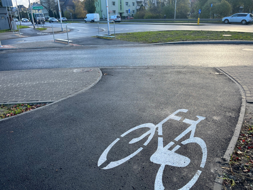 Przejazd dla rowerzystów na skrzyżowaniu ulicy Luboszyckiej z Nysy Łużyckiej w Opolu [fot. Monika Matuszkiewicz-Biel]