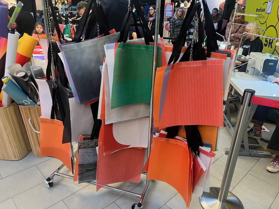 W centrum handlowym w Opolu mieszkańcy mogą zrobić torbę z banerów reklamowych [fot. Monika Matuszkiewicz-Biel]