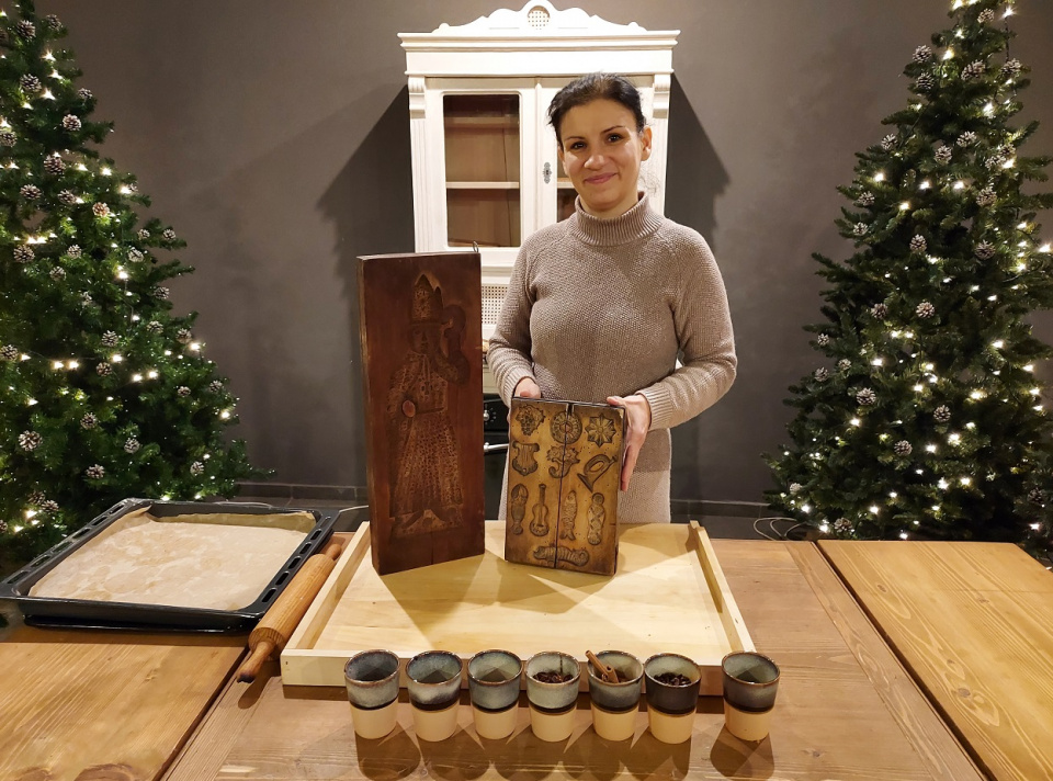 Muzeum Ziemi Prudnickiej. Ewa Giemza prezentuje dawne, drewniane formy piernikowe [fot. Jan Poniatyszyn]