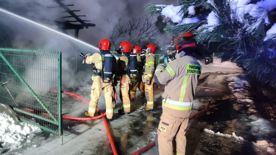 Pożar samochodu i wiaty garażowej w Opolu (fot. MARIO)