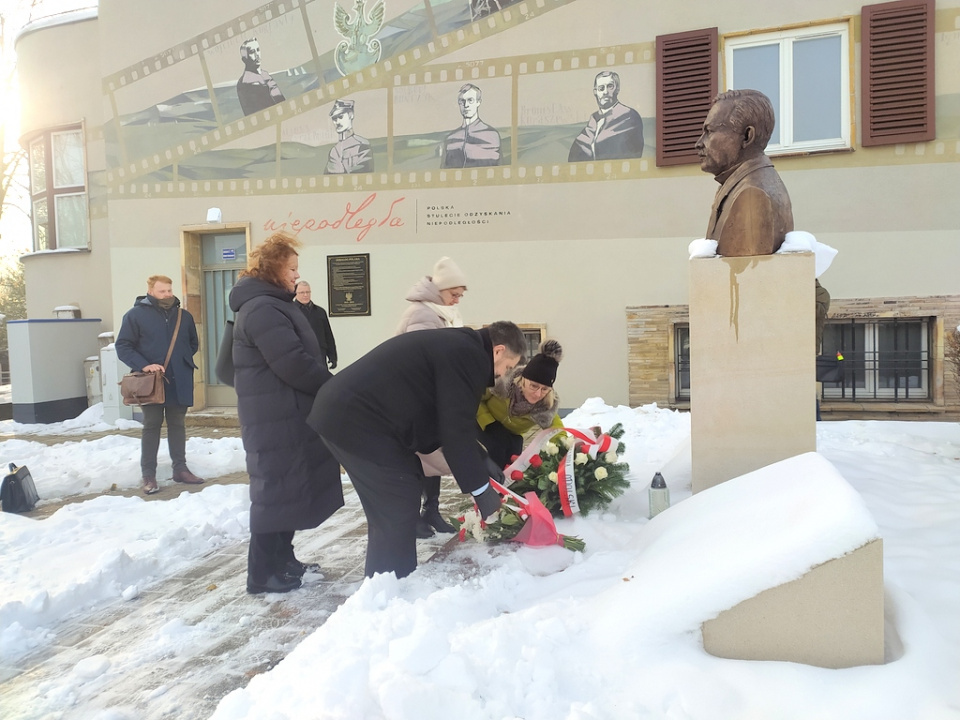 Złożenie kwiatów przed popiersiem Wojciecha Korfantego w Opolu [fot. Witold Wośtak]