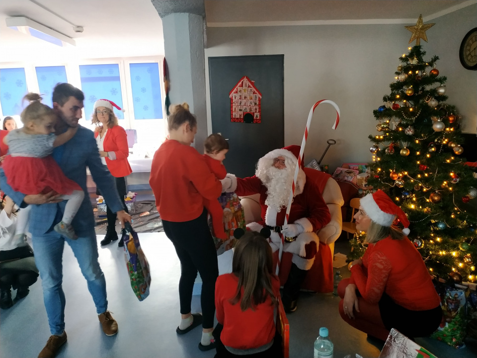 Mikołaj z prezentami u podopiecznych ośrodka "Szansa" w Opolu [fot. Anna Kurc]